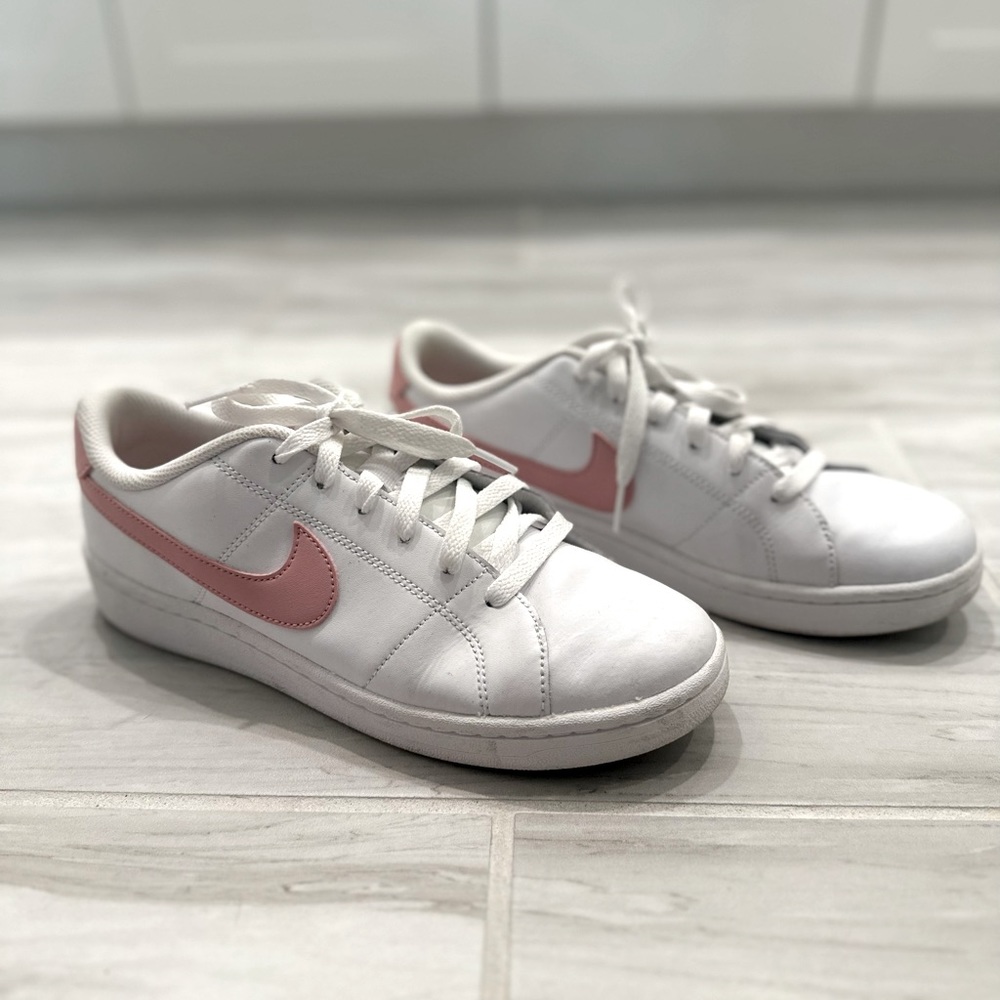 Nike Women’s sneakers. White and pink. 8.5